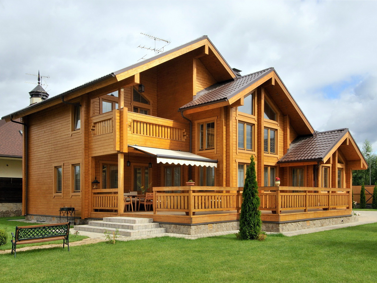 Деревянный дом из бруса: достоинства материала и особенности выбора